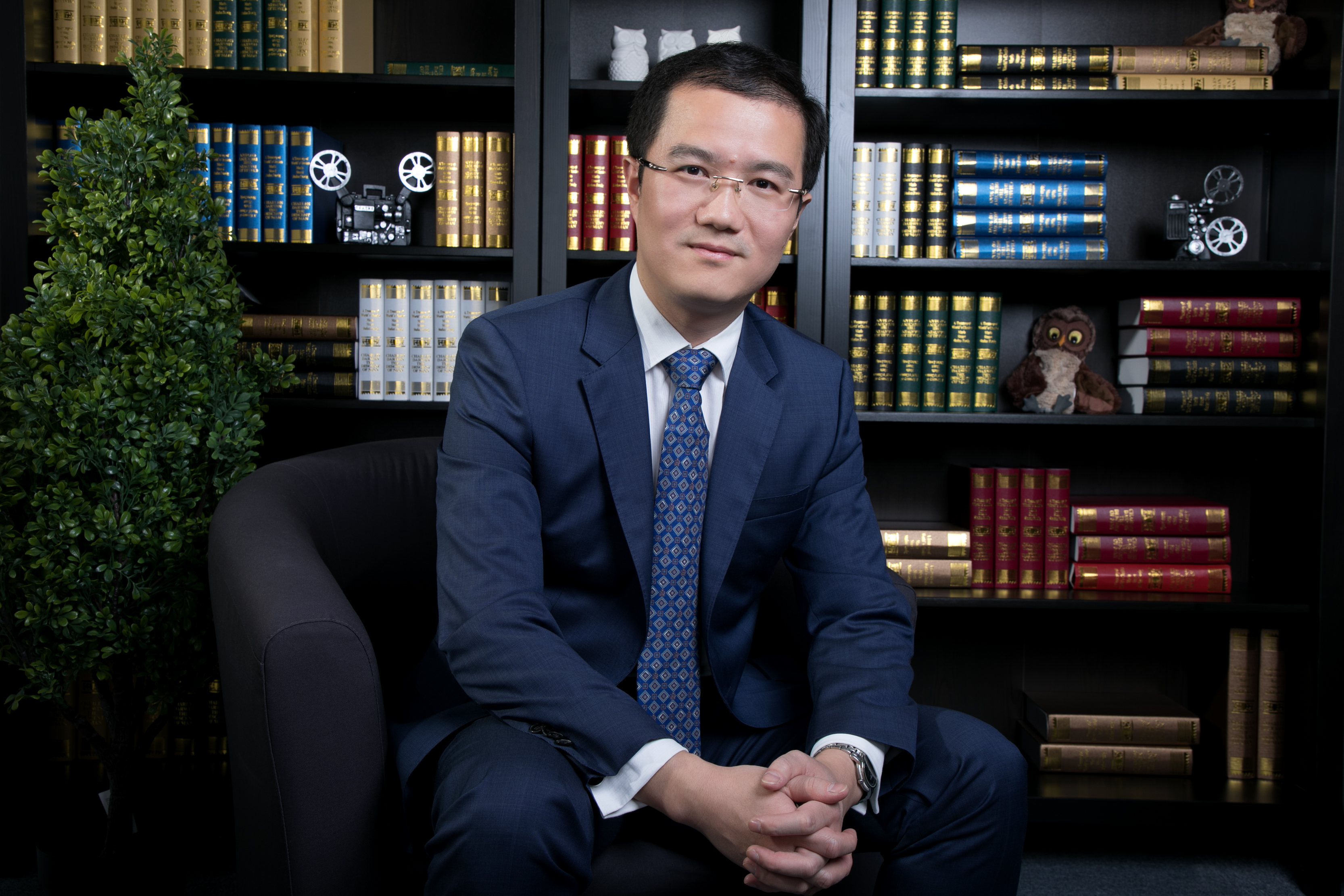 院長風(fēng)采：上海大學(xué)管理學(xué)院院長鎮(zhèn)璐