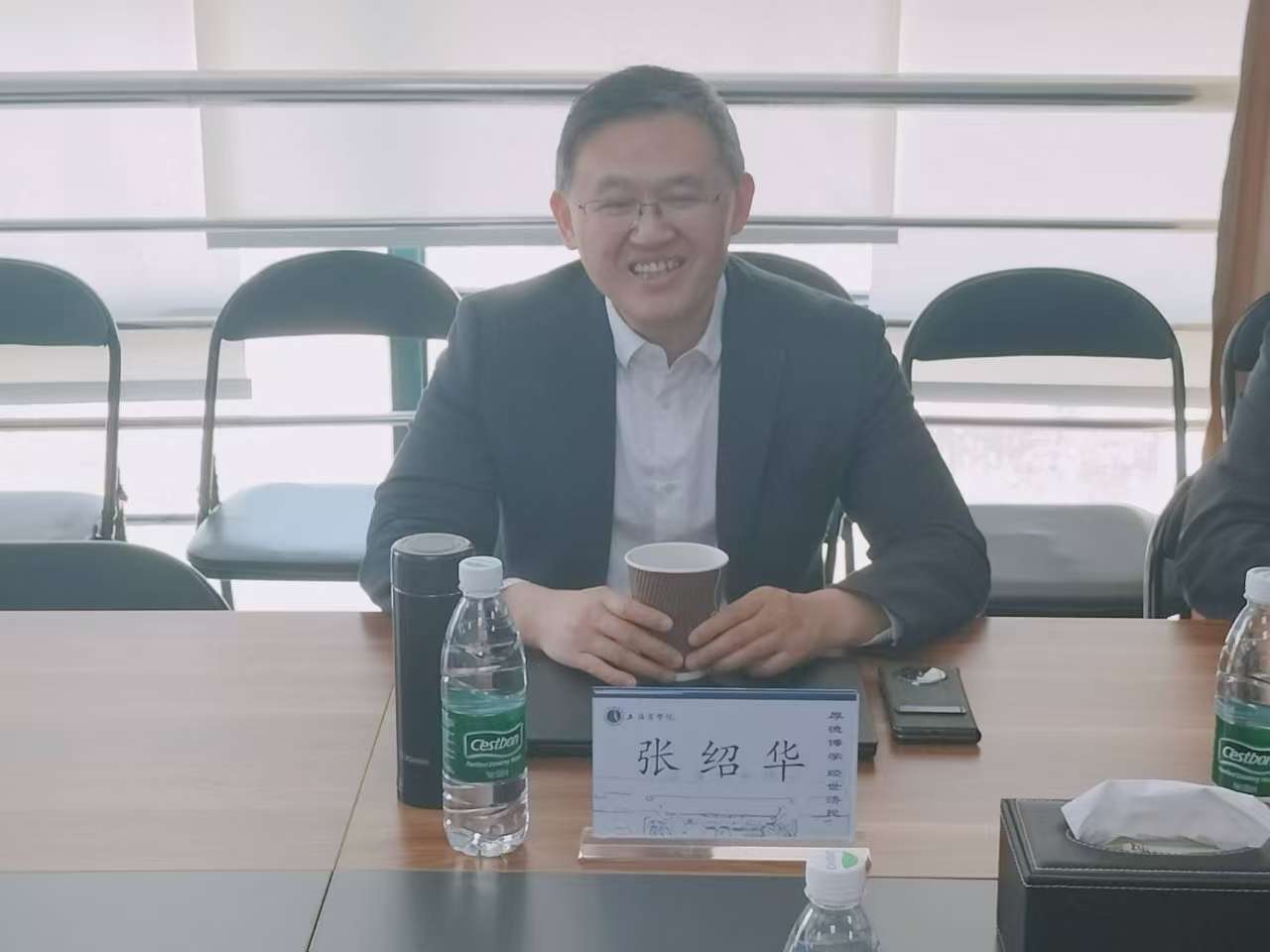 張紹華副校長調研上海商學院工商管理學院 AI 融合數字交叉專題研究