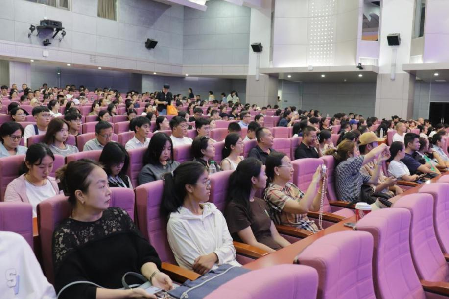 新聞資訊丨北語商學(xué)院召開2025級新生及新生家長會(huì)