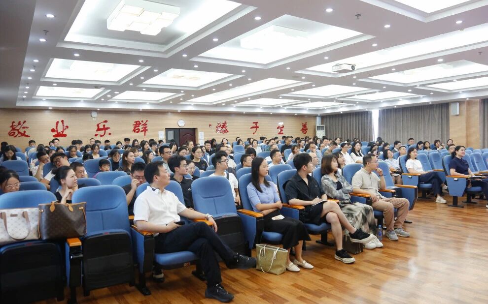 江西財(cái)經(jīng)大學(xué)工商管理學(xué)院舉辦2025級(jí)研究生新生開(kāi)學(xué)第一課暨入學(xué)教育活動(dòng)