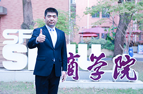 商學(xué)院之聲 | 專訪上海師范大學(xué)商學(xué)院黨委副書記傅毅教授：AI驅(qū)動(dòng)教學(xué)革新，全面提升學(xué)生管理創(chuàng)新能力與人文素養(yǎng)。